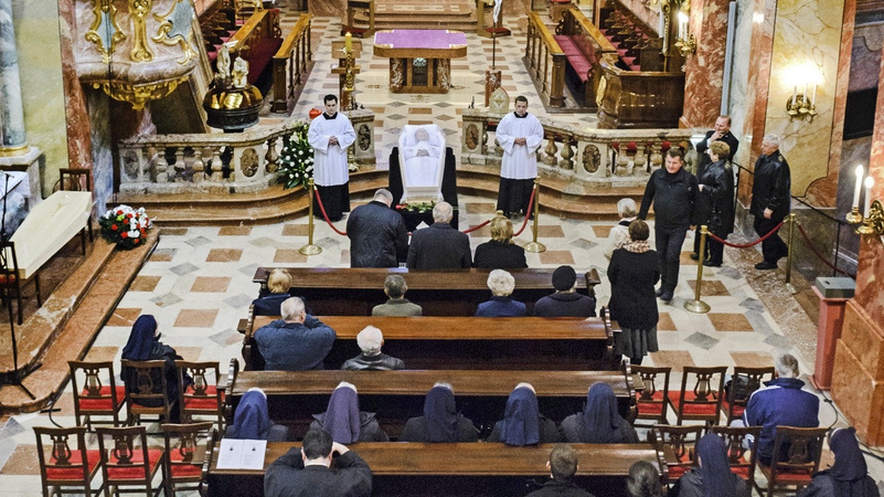 Rakvu s pozostatkami kardinála vystavili už včera v nitrianskej katedrále.
