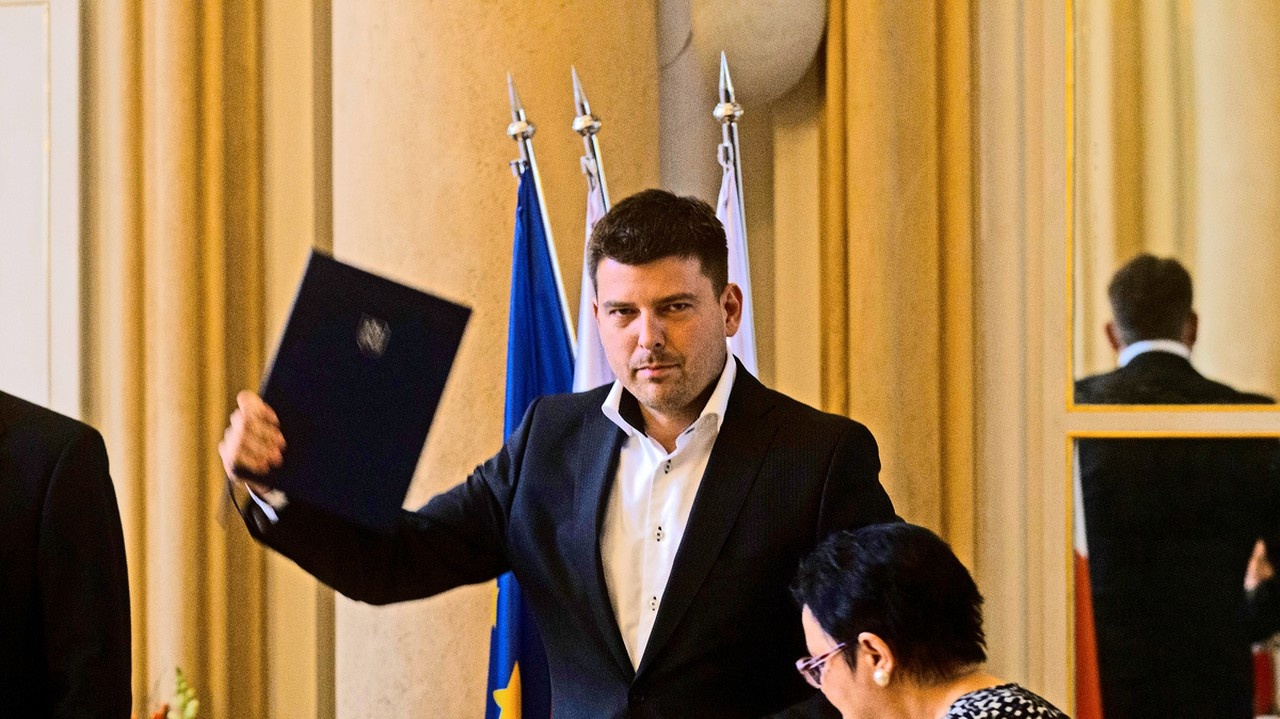 Poslanci Martin Borguľa a Ján Hrčka si na sociálnej sieti ostro vymenili názory. Priznali aj to, čo na verejnosť nemalo preniknúť.