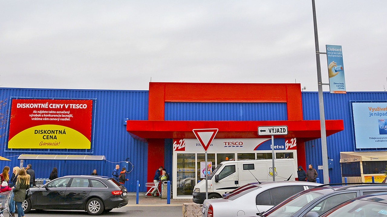Zlodeji sa nabalili o tisíce eur: Do hypermarketu si vysekali veľkú dieru!