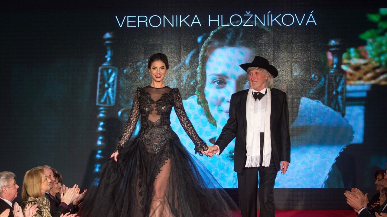 Model inšpirovaný Báthoričkou predviedla modelka Soňa Skoncová.