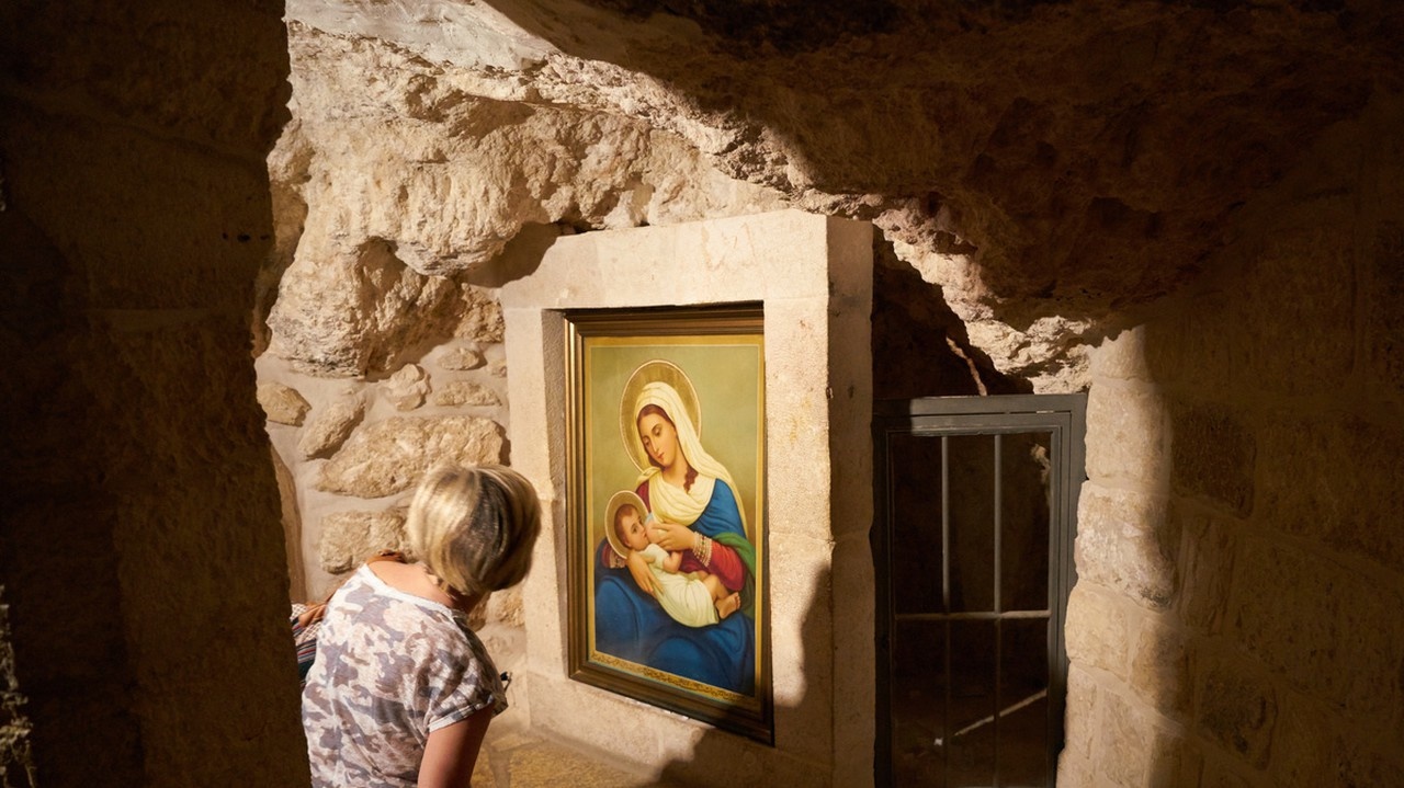 Jaskyňa mlieka: Do jaskyne sa chodievajú modliť neplodné ženy. Dejú sa zázraky a už štyritisíc detí sa narodilo bezdetným párom práve po navštívení tohto miesta.
