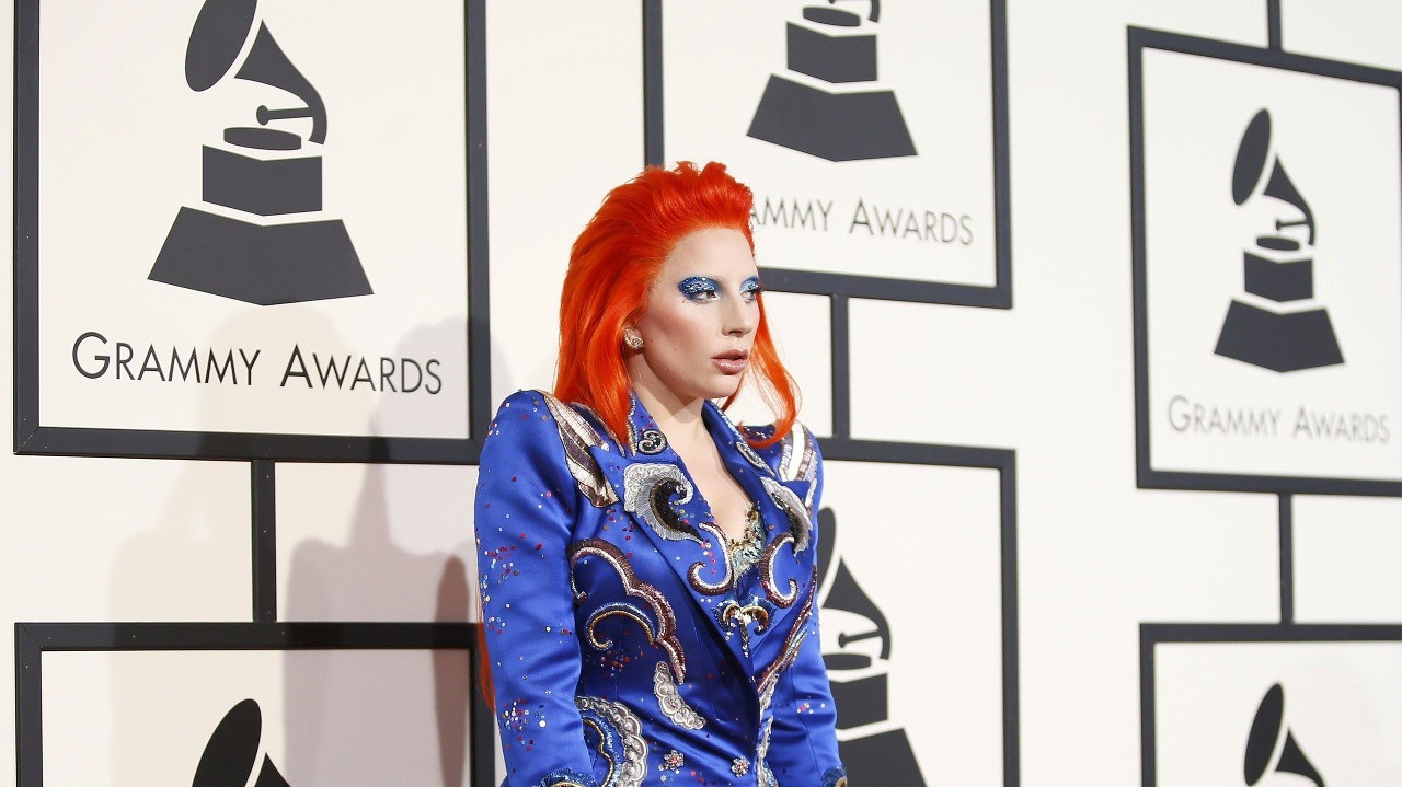 Lady Gaga si na Grammy Awards uctila Davida Bowieho.