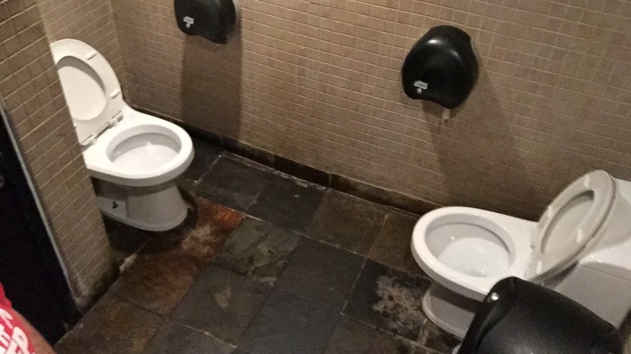 Два унитаза. Унитазы напротив. Несколько туалетов. Туалет напротив туалета. Туалет два раза в день