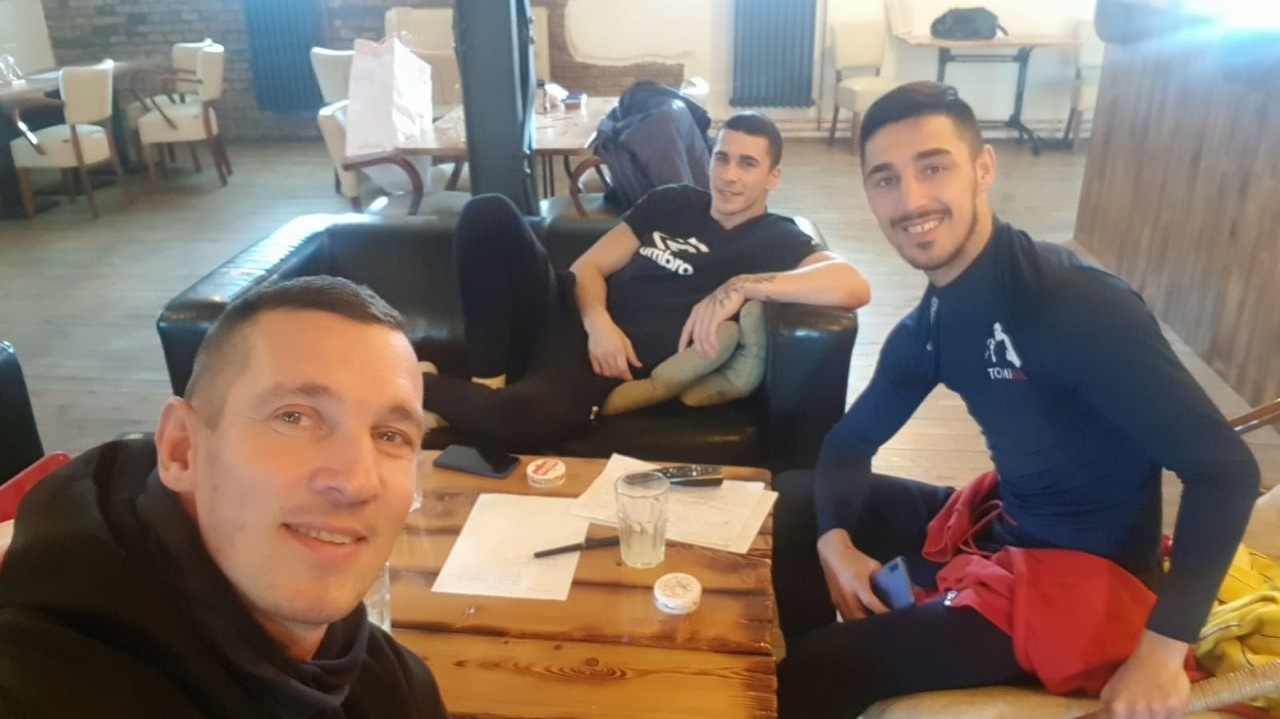 Tomi Kid (vľavo), Viliam Tankó (vpravo) a pozitívne testovaný na koronavírus Andrej Csemez.
