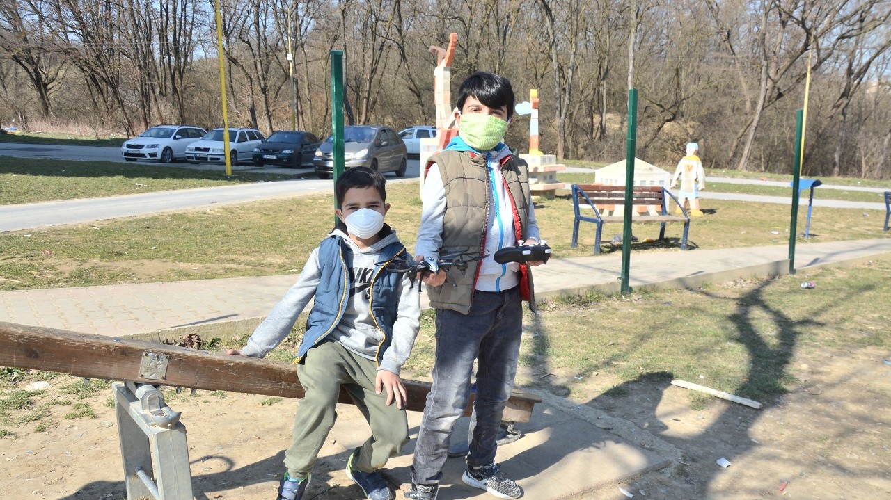 Chlapci Erik (9) a Albert (10) si síce užívajú voľné chvíle vonku, ale nosia pritom ochranné rúška.