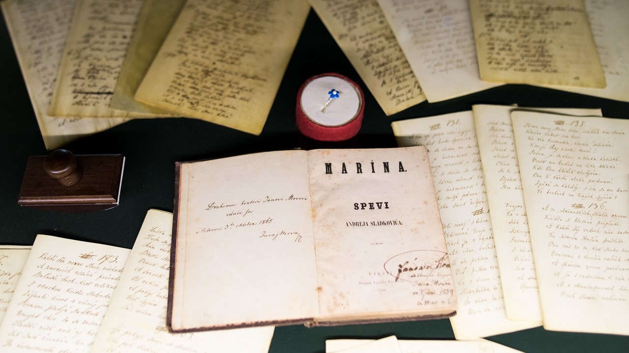 Faximile originálneho rukopisu Sládkovičovej Maríny spolu s prvým vydaním z roku 1846.