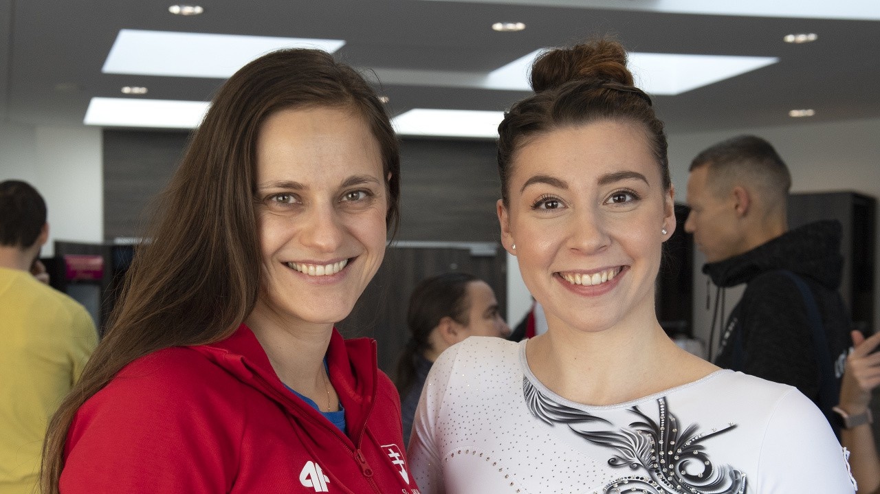 Na snímke vľavo strelkyňa Dana Barteková a vpravo gymnastka Barbora Mokošová.