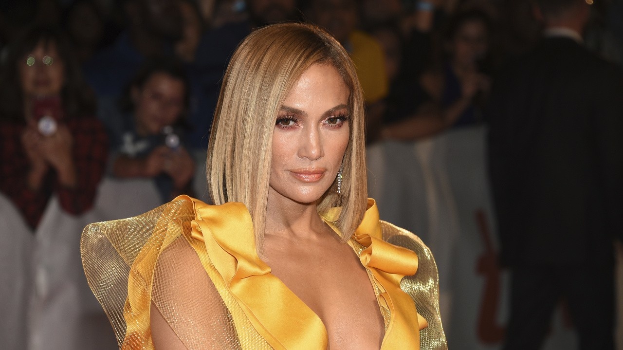 Jennifer Lopez na premiére filmu Hustlers (Zlatokopky).