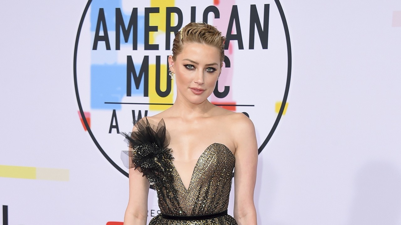 Amber Heard na udeľovaní cien American Music Awards. 