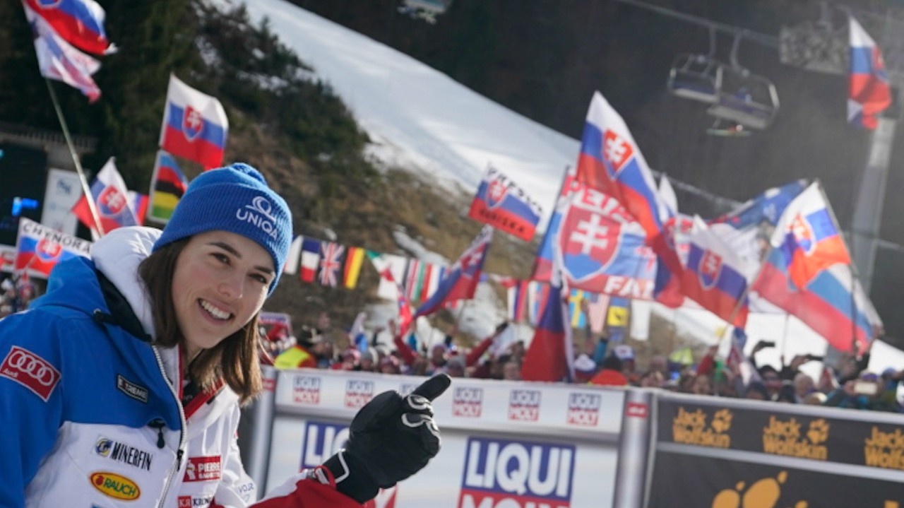 Na snímke slovenská lyžiarka Petra Vlhová oslavuje v cieli 2.kola obrovského slalomu žien Svetového pohára alpských lyžiarok v slovinskom lyžiarskom stredisku Kranjska Gora.