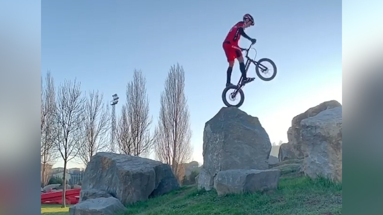 Cyklista a kaskadér v jednom: Sergi sa pohybuje na tenkej hrane, z tohto vám stuhne v žilách krv