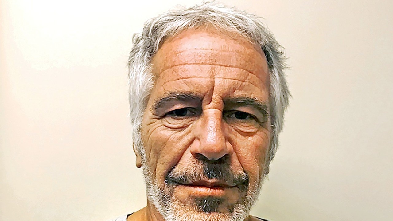 Jeffrey Epstein († 66) sa v auguste obesil vo väzení.