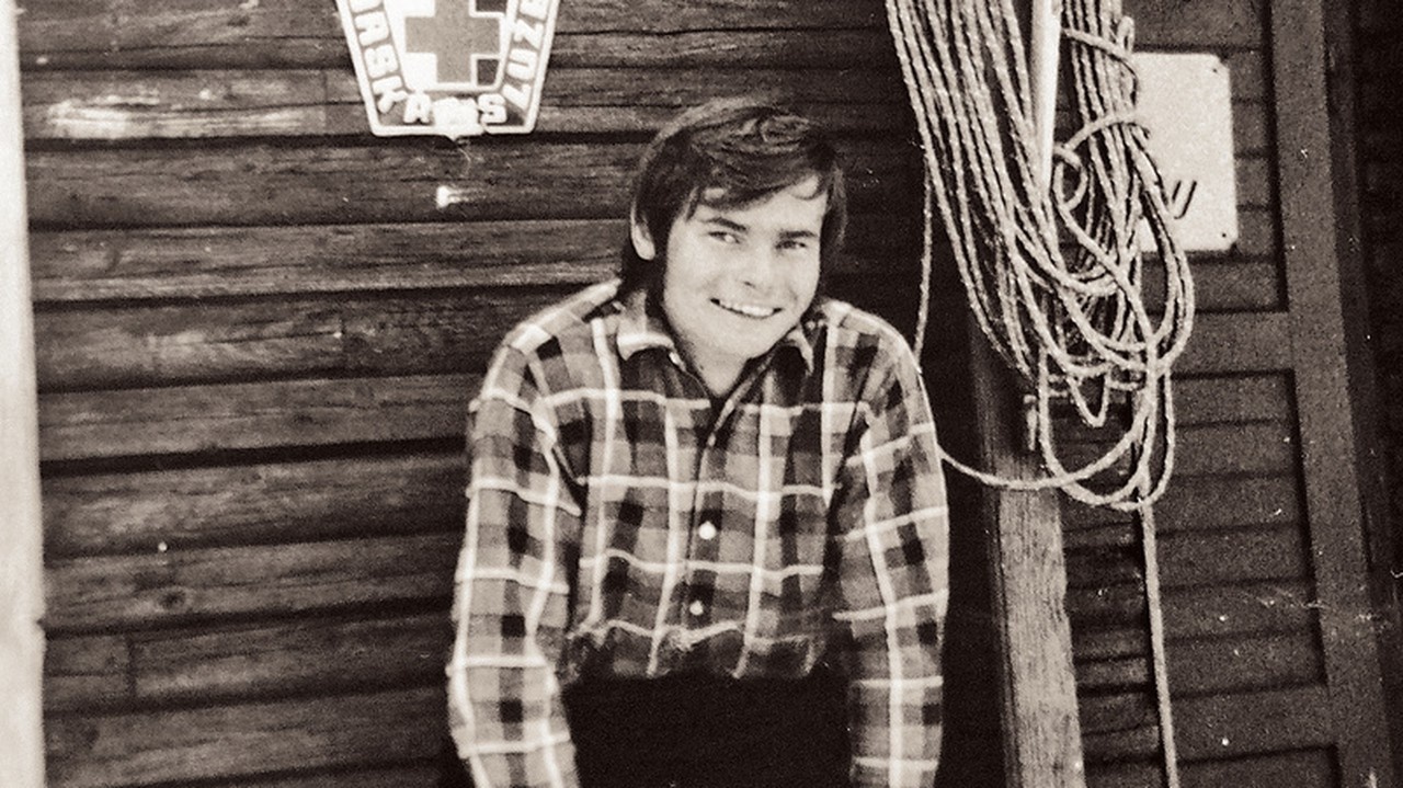 1972: Juraj pred chatou Horskej služby. S ľuďmi odtiaľ bol v každodennom kontakte.