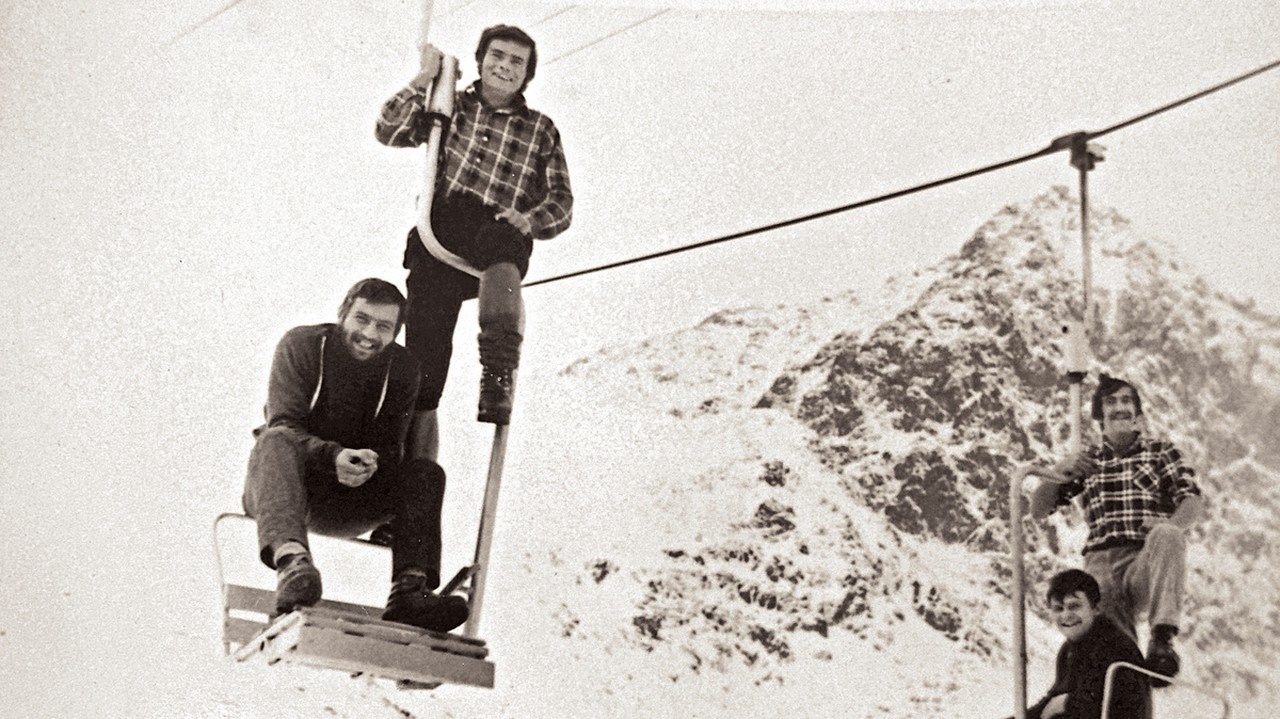 1970: Juraj (druhý zľava) pri adrenalínovej kontrole lanovky, ktorá jazdila takmer 30 rokov.