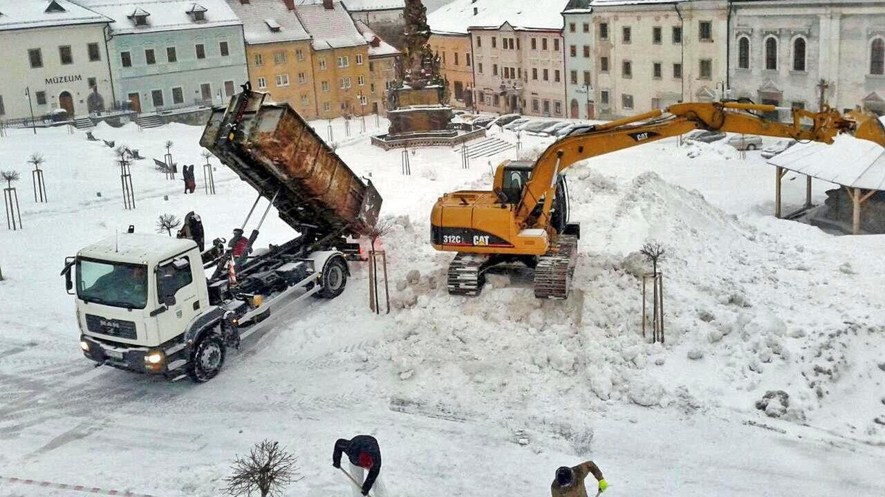 Na námestí pracujú aj ťažké stroje.