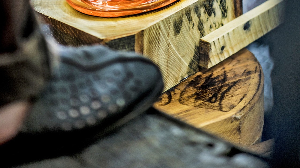 Sklovina: Žeravý materiál treba pred vyfúkaním jemne uvaľkať.