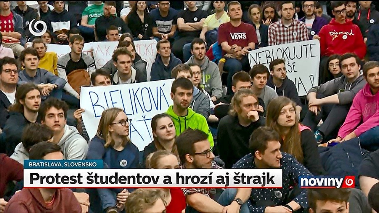 Za exdekanku Bielikovú sa postavili všetci študenti.