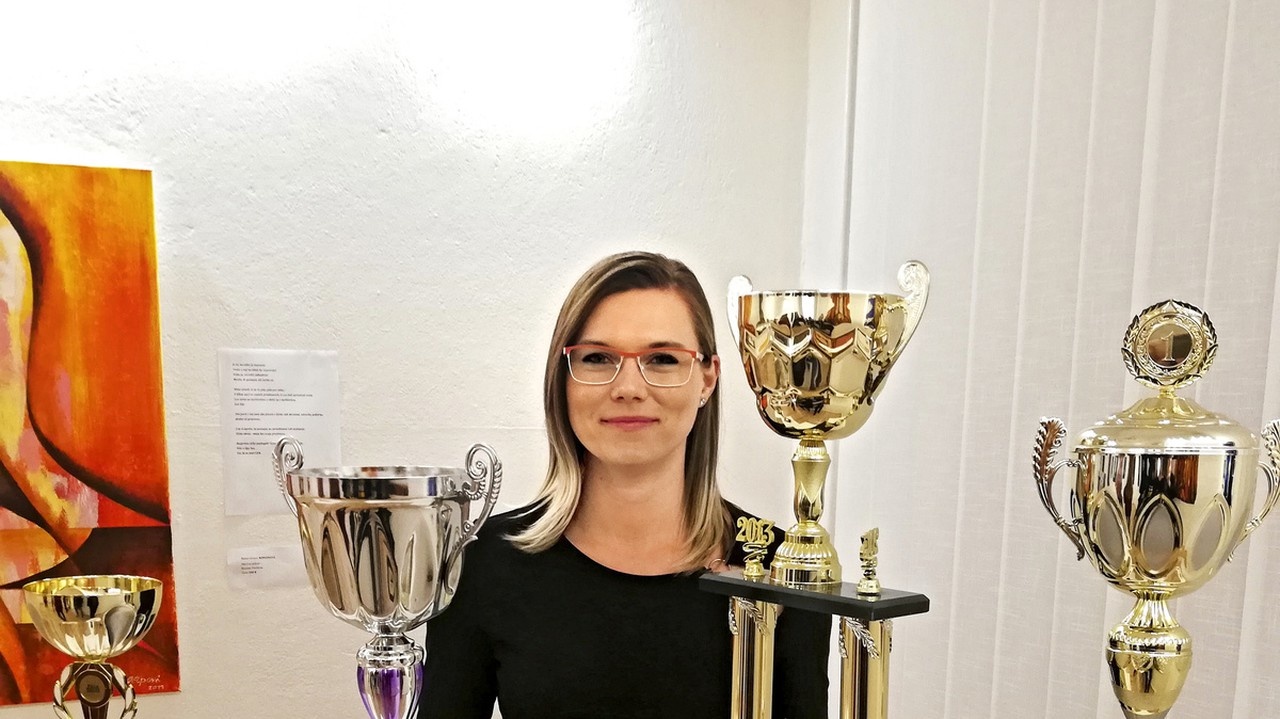 Úspešná  športovkyňa:  Veronika  s trofejami  