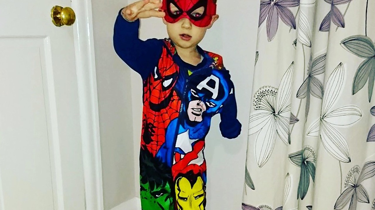 Chlapček zbožňuje superhrdinov, najviac Hulka.