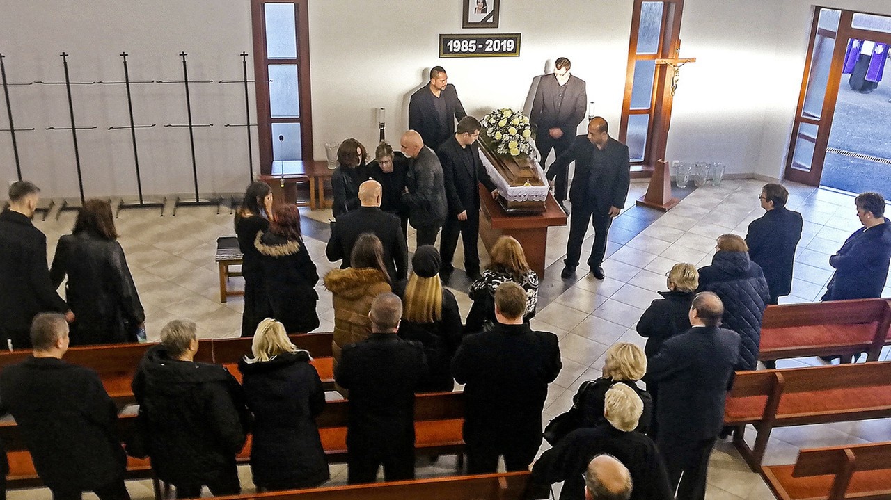 Najťažšie jej smrť nesú rodičia, mamička Melánia po celý čas žalostne plakala. 
