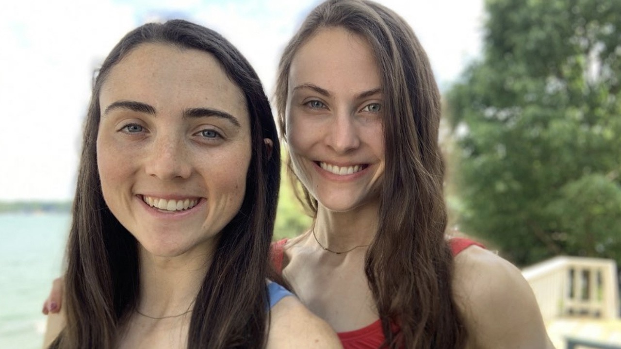 Ashley (26) a Sarah (23) Armstrong