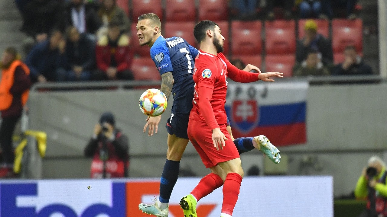 Na snímke vľavo hráč Slovenska Lukáš Haraslín a vpravo hráč Azerbajdžanu Abbas Husejnov.