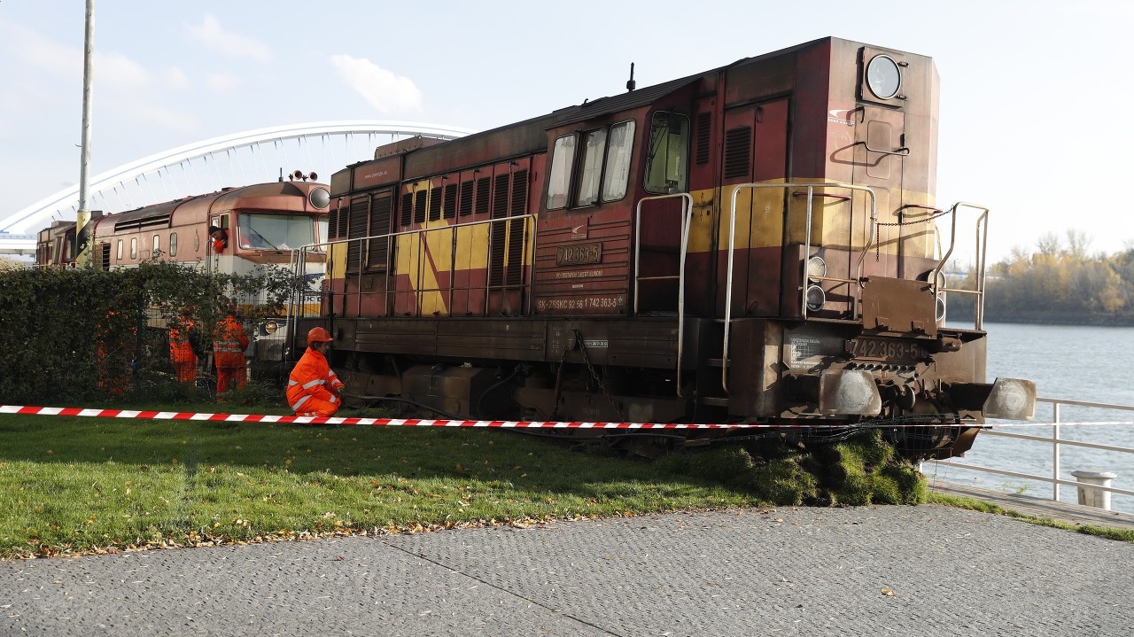 Vlak záhadne vybehol z koľajníc.