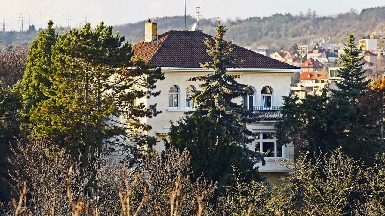 Nehnuteľnosti: 6 000 000 €