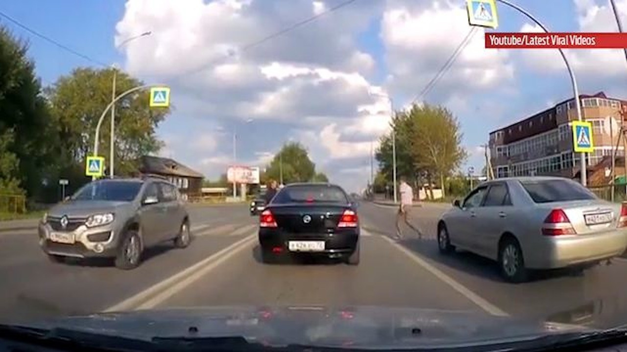 Takúto pomoc pri prechode cez cestu ste ešte nevideli: Pomalého deduška doslova odtiahli!