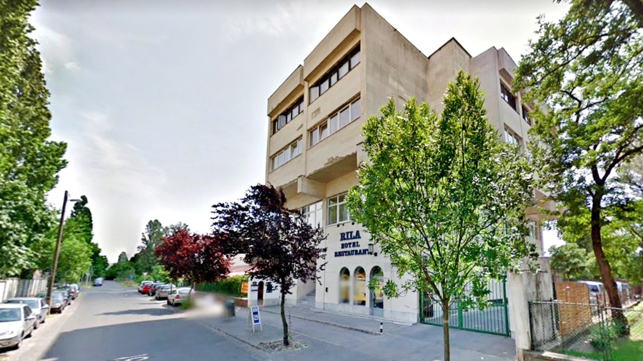 Pred týmto hotelom zostali napadnutí Slováci ležať v kaluži krvi. 