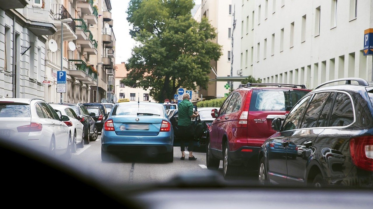 Bratislava - 16. 8. 2019 o 9:39 hod.: Fotograf Nového Času prichytil herca, ako vystupuje z taxíka.