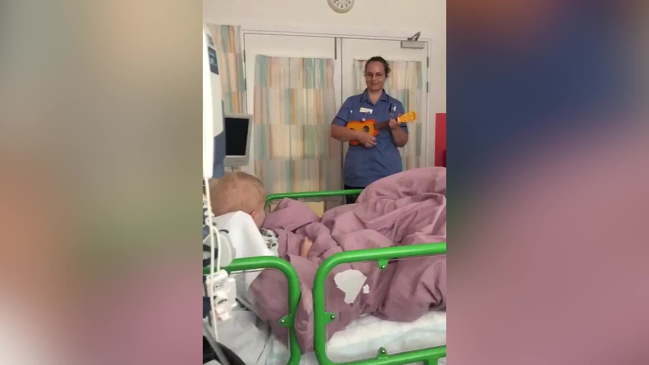 Hrdinka s anjelským hlasom: Zdravotná sestra chcela potešiť chorého chlapca, video zdieľal aj spevák známej skupiny