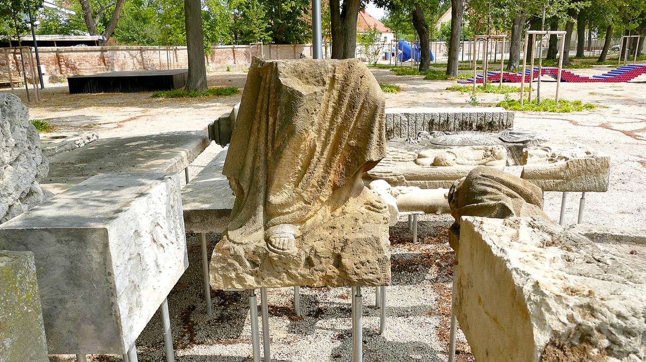 Ihrisko je postavené na bývalom cintoríne, nový park tvoria náhrobky.