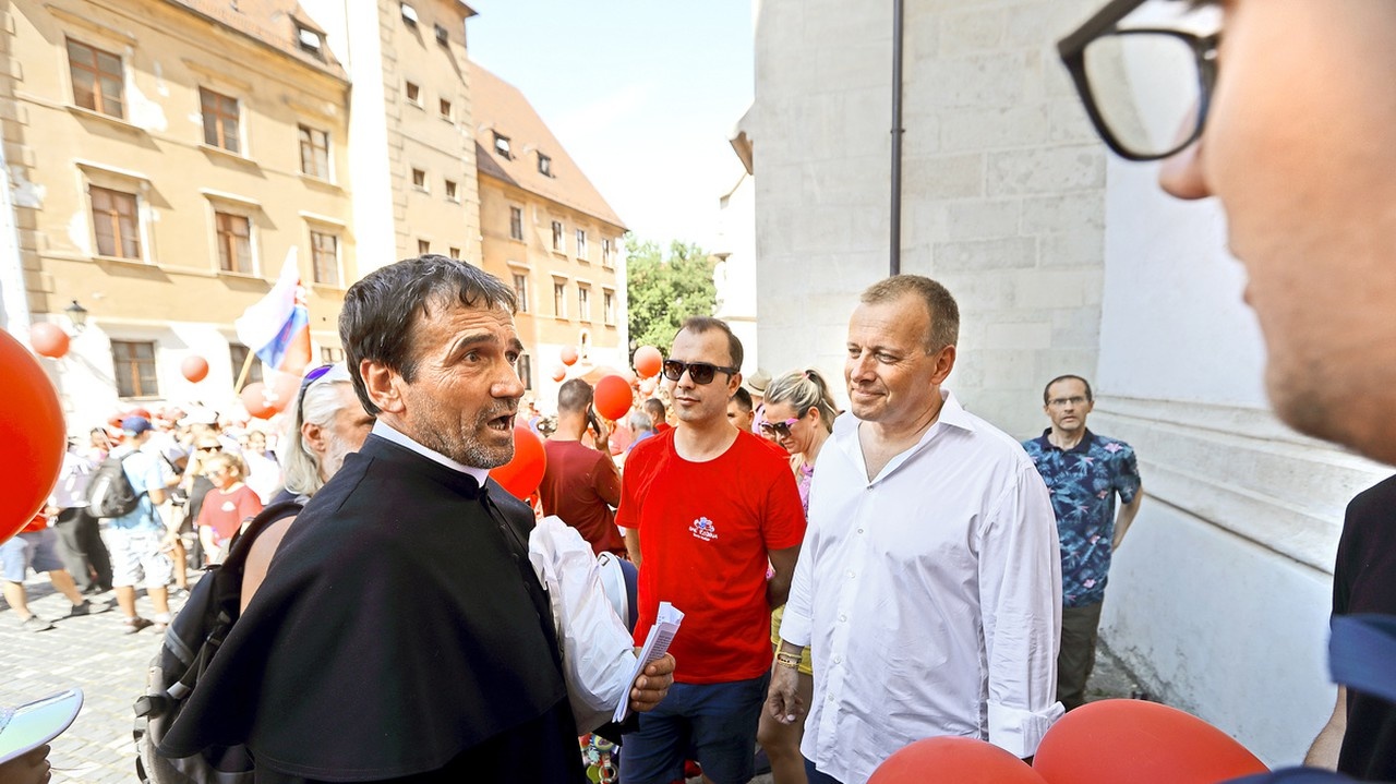 Boris Kollár si na pochode Hrdí na rodinu podal ruku s kontroverzným farárom Kuffom.
