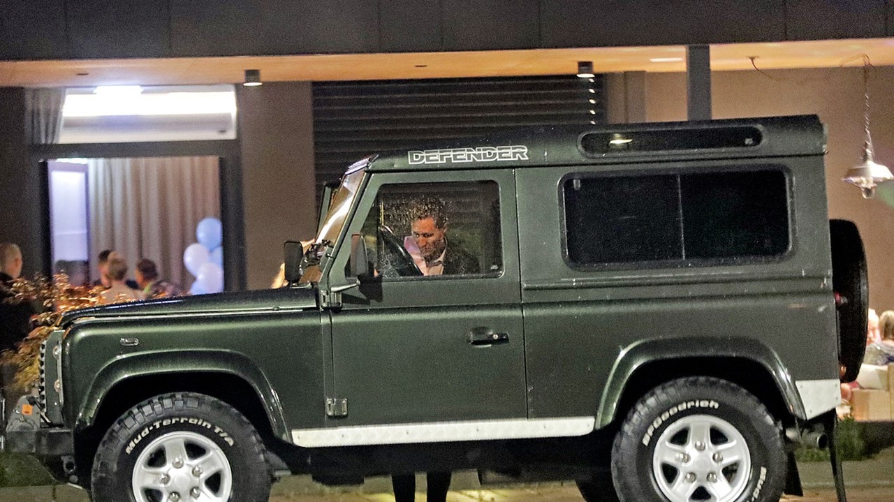 Darček: Počas večera si Matej obzeral svoje nové auto, na ktoré sa mu poskladali hostia.
