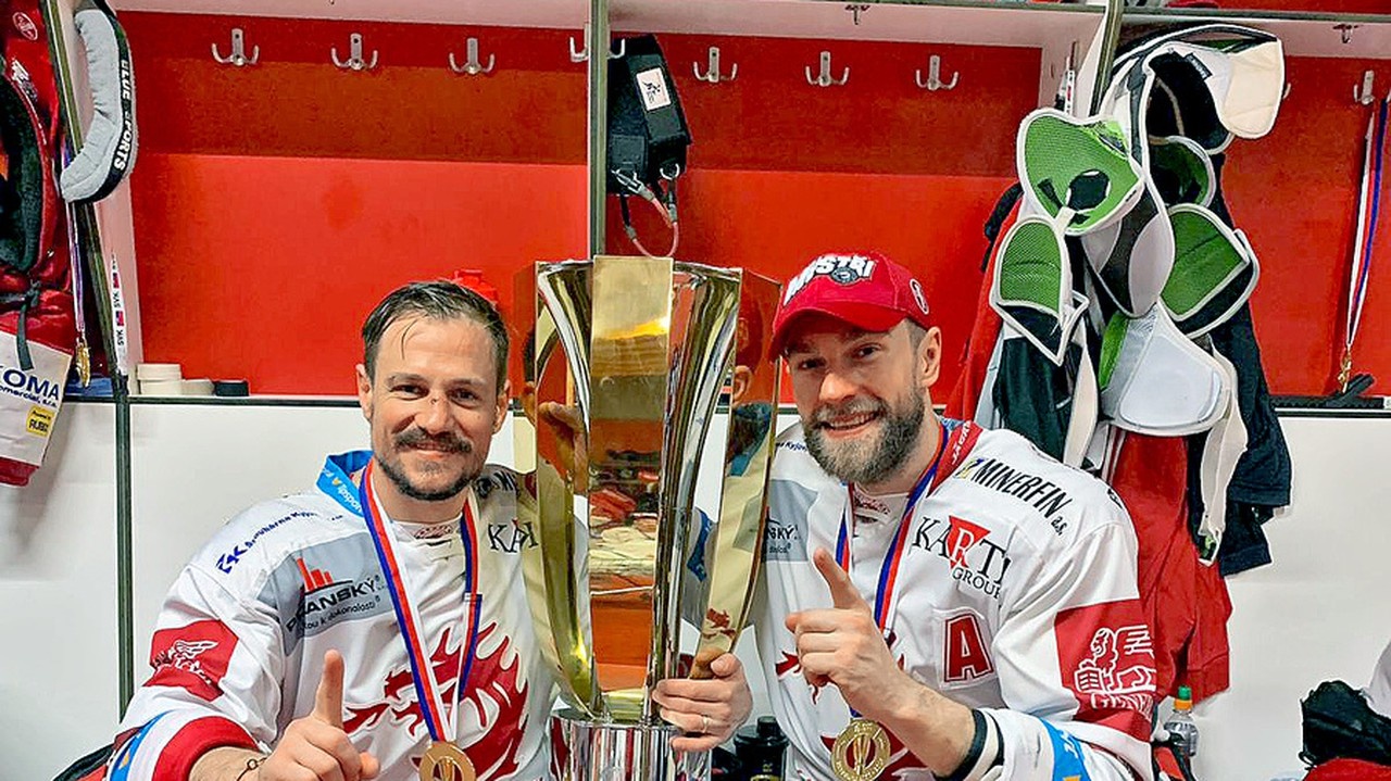 OSLAVY: Dravecký (vľavo) a Marcinko s trofejou v kabíne Třinca po zisku titulu.