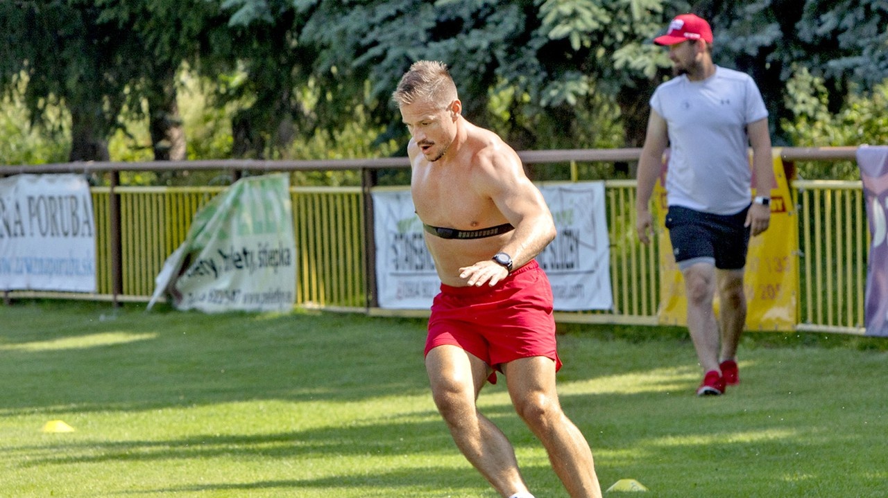 NA TRÁVE: Vladimír Dravecký sa potil aj pri futbale.