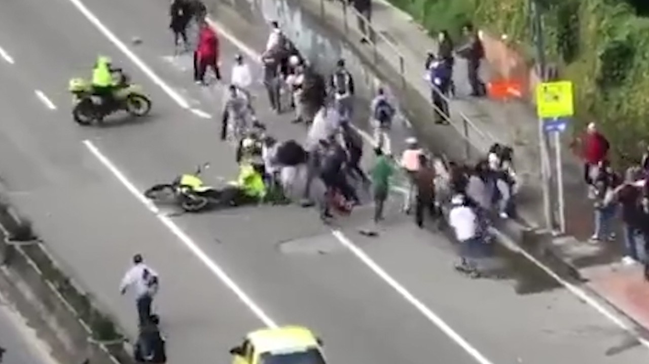 Policajti verzus skejteri: Príslušník zrazil jedného z partie, ich odplatu by nechcel zažiť nikto
