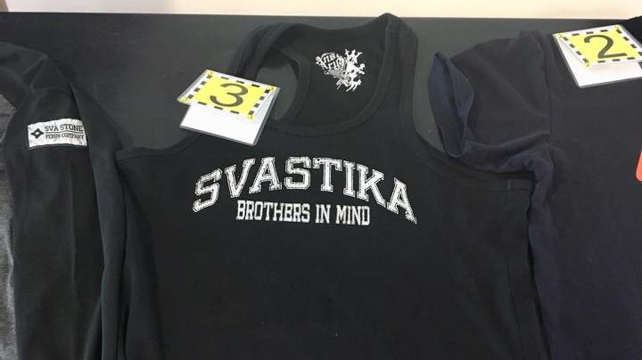 Tieto veci našli policajti v batožine zadržaných.