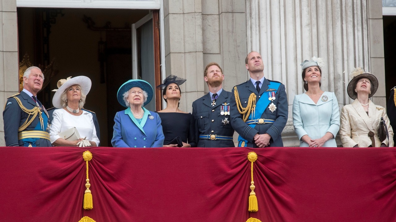 Na balkóne Buckinghamského paláca sa zišla takmer kompletná kráľovská rodina.