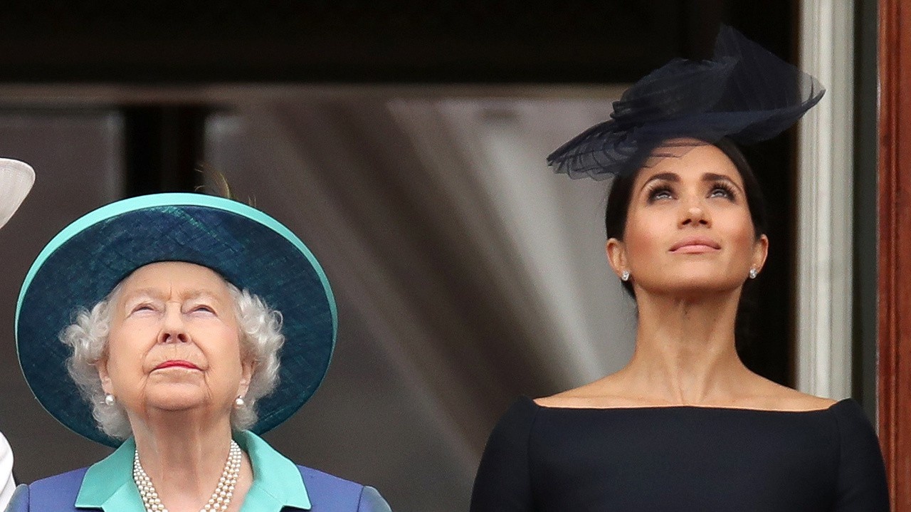Po boku kráľovnej Alžbety II. stála Harryho manželka Meghan.