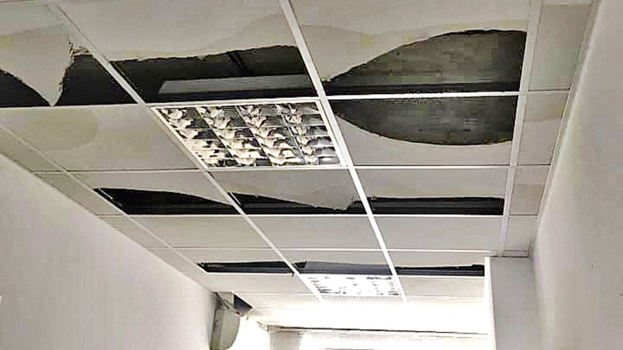 Najhoršie dopadli ambulancie, ktoré majú poškodený strop.