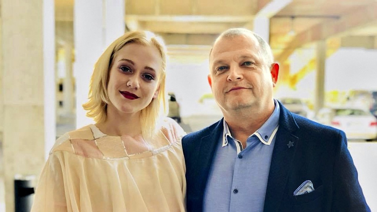 Režisér sa proti obvineniam bráni.