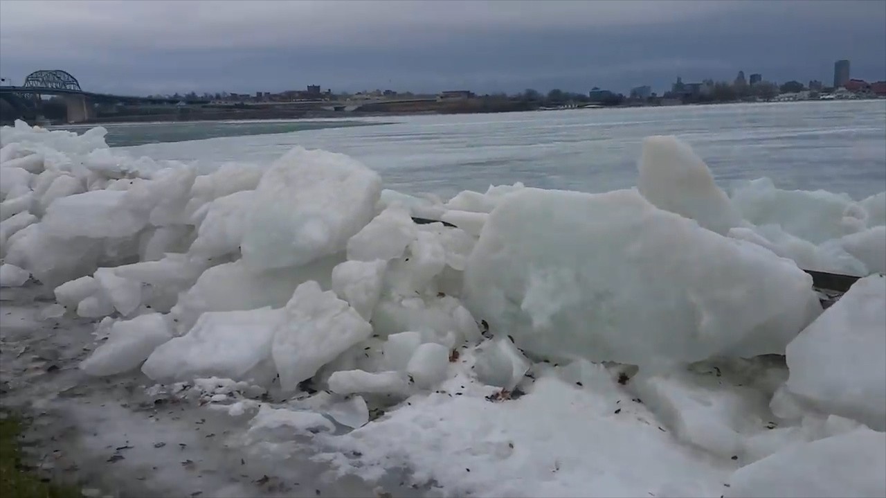 Kusiská ľadových krýh doslova vyskakovali z Niagary až na cestu: Oblasťou sa prehnala vlna ľadového tsunami