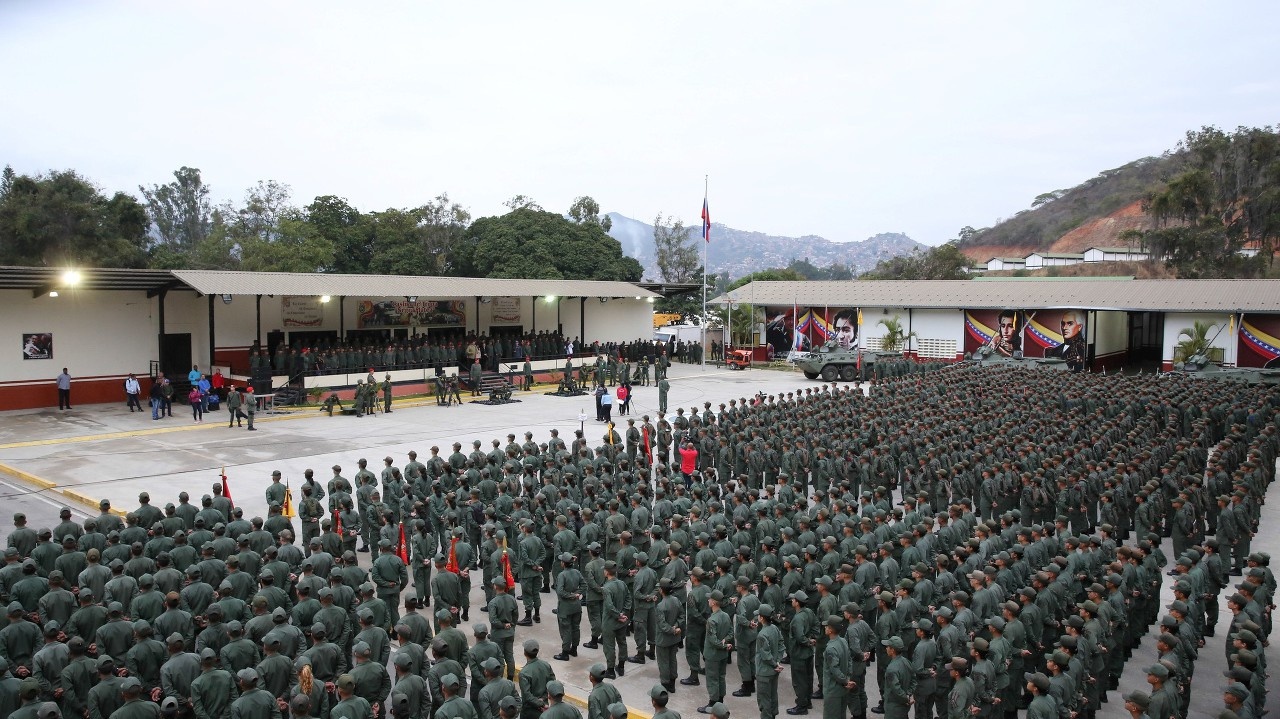 Maduro rečnil pred desiatkami vojakov.