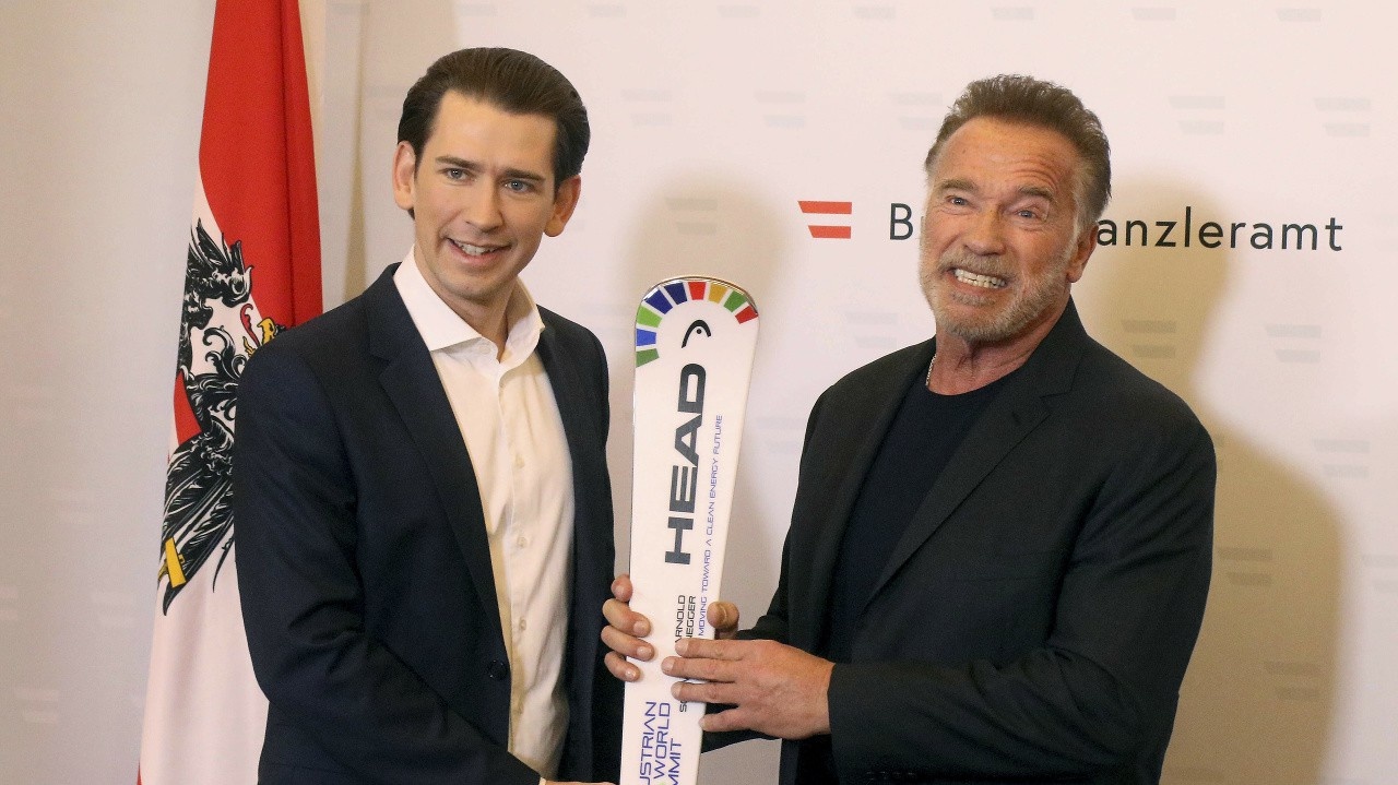 Rakúsky kancelár Sebastian Kurz odovzdal Arnoldovi Schwarzeneggerovi špeciálny dar.