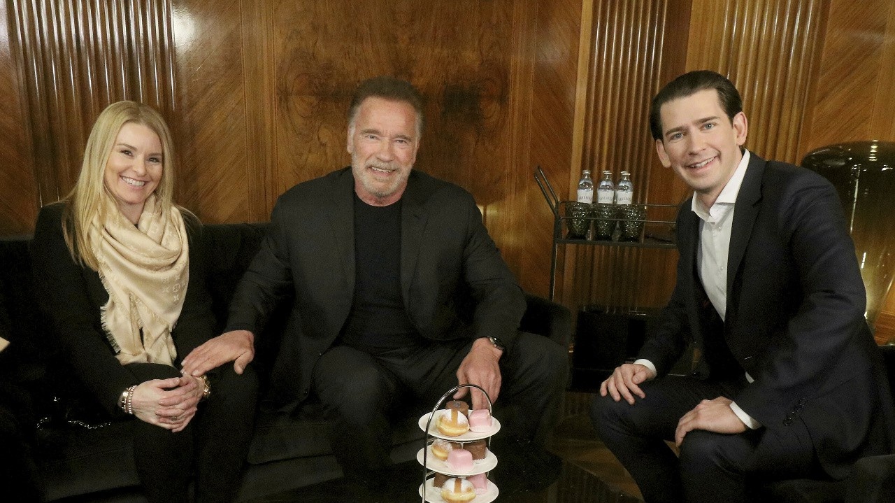 Sebastian Kurz (vpravo), Arnold Schwarzenegger a jeho priateľka Heather Milligan vo Viedni