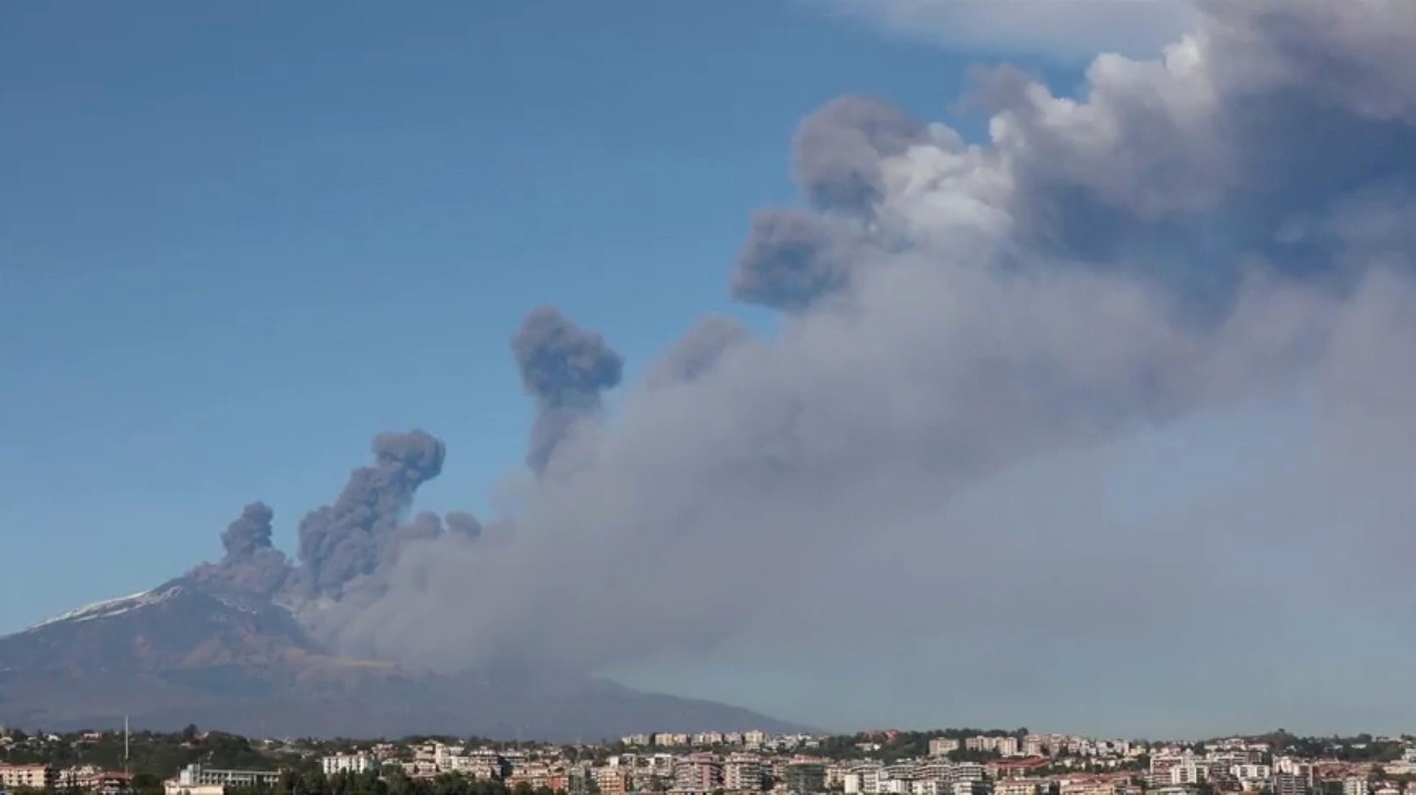 Sopka Etna začala chrliť popol a dym.