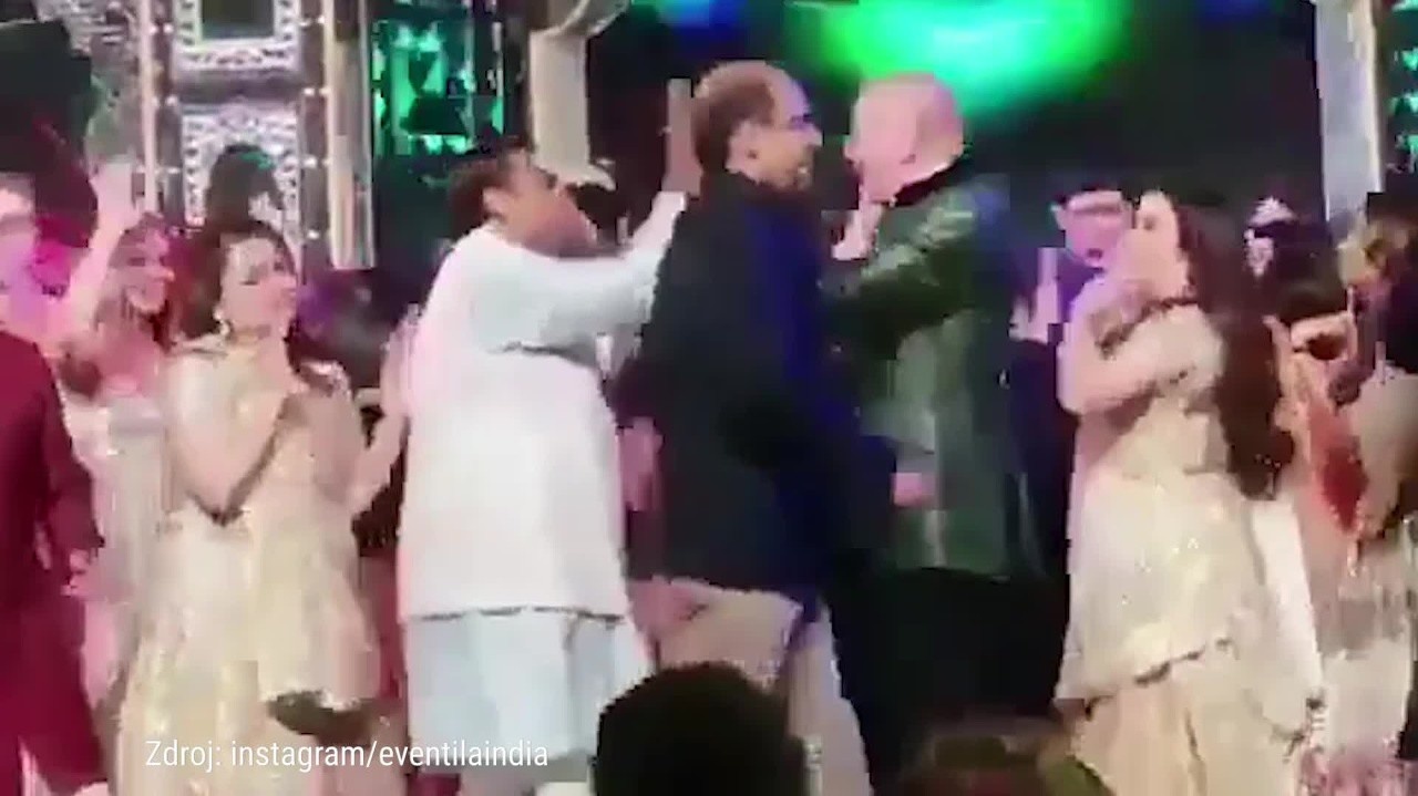 Hillary Clinton predviedla tanečné kroky na bollywoodskej svadbe: Bývalá prvá dáma to vie poriadne roztočiť!