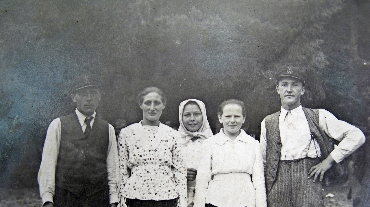 1939 - Mária (druhá zľava) na zábave tesne pred vojnou.